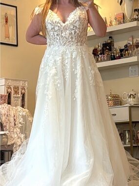 Elegant Lace Appliqué V-Neck Wedding Dress in Ivory